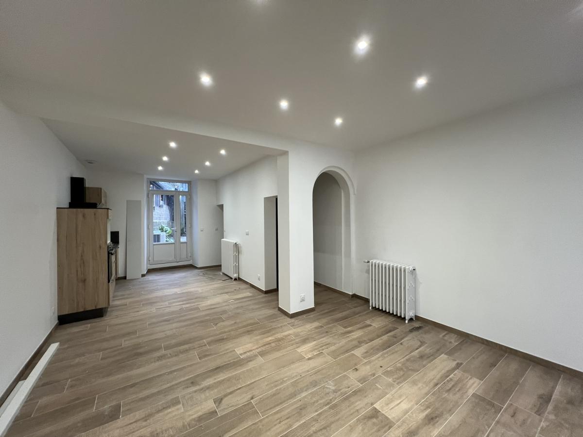 A LOUER - MAISON 4 CHAMBRES - COSSE LE VIVIEN