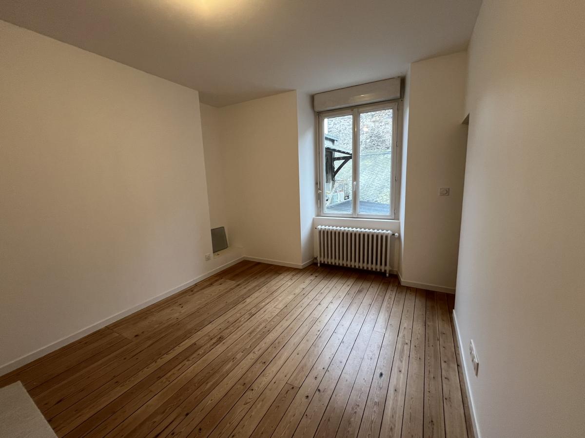 A LOUER - MAISON 4 CHAMBRES - COSSE LE VIVIEN
