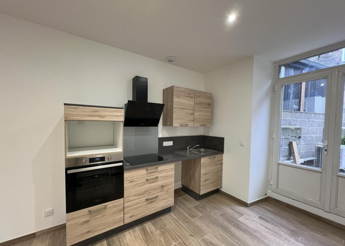 A LOUER - MAISON 4 CHAMBRES - COSSE LE VIVIEN