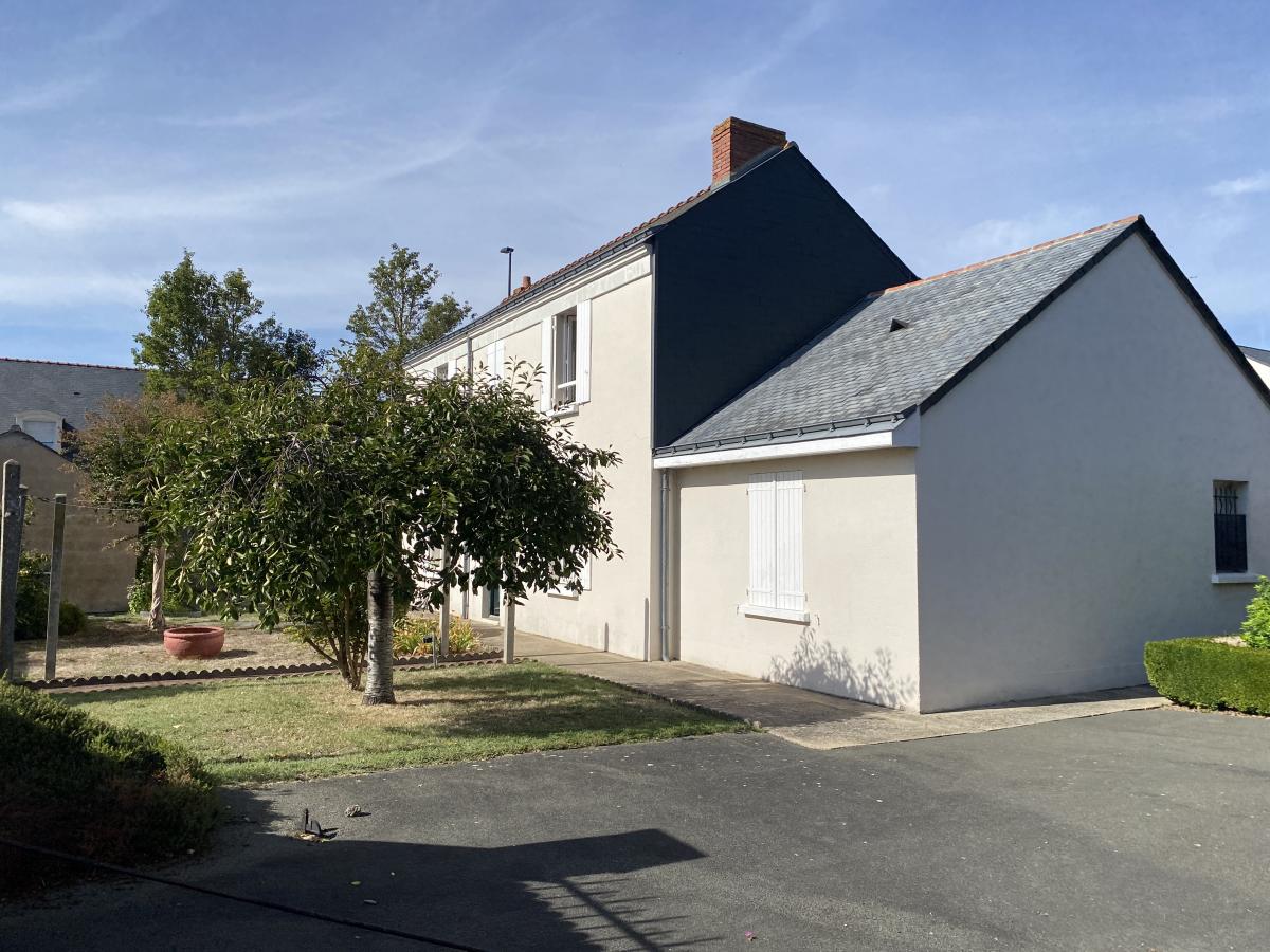 Saint-Léonard. Maison de Type 4 avec jardin et deux garages