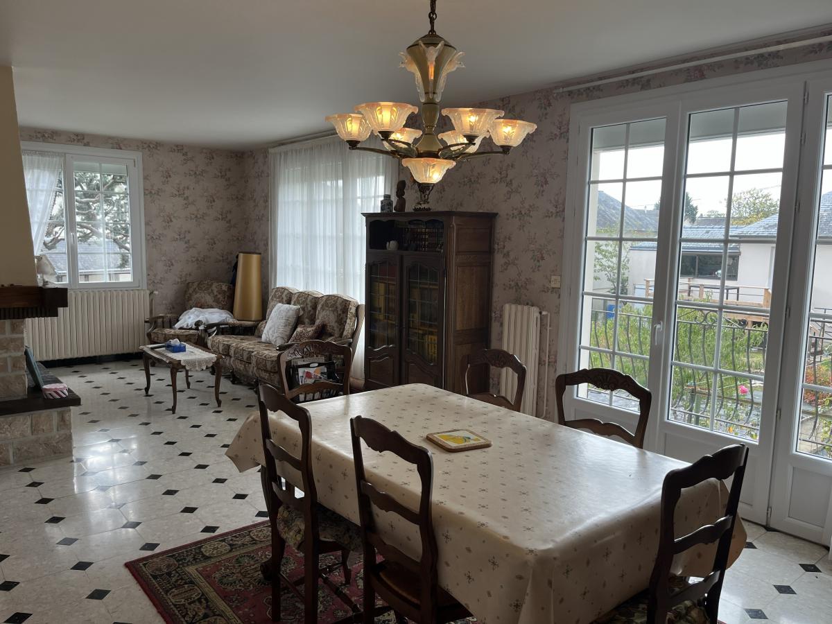 Maison dans zone pavillonnaire avec trois chambres, sous-sol avec garage