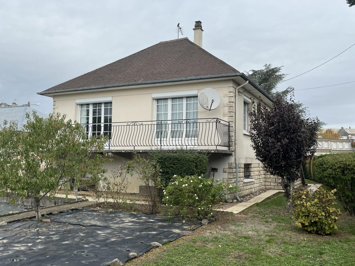 Maison dans zone pavillonnaire avec trois chambres, sous-sol avec garage