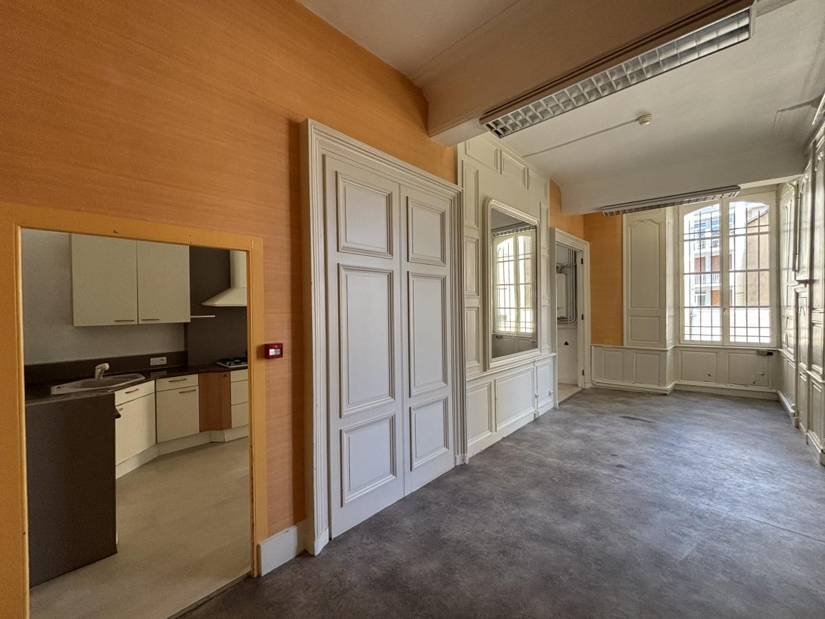 A LOUER A LAVAL MAISON T7 RIVE DROITE CENTRE-VILLE