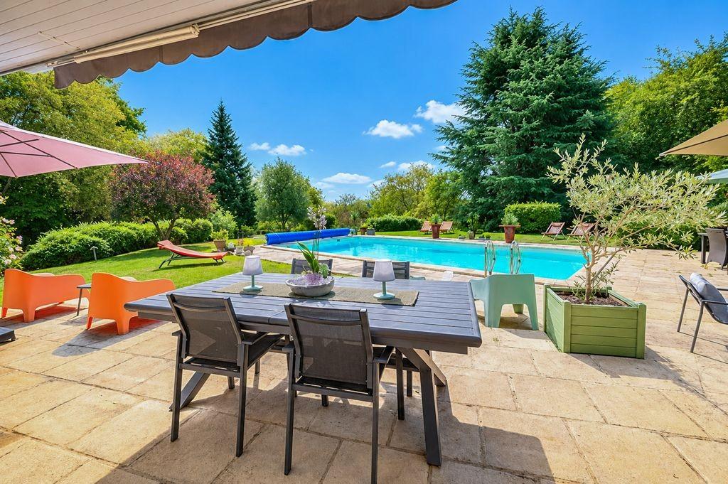 PROPRIETE DE 263M² AVEC PISCINE