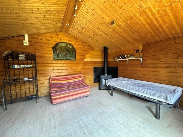 TERRAIN DE LOISIRS AVEC UN CHALET BORD DE RIVIERE