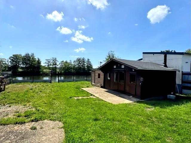 TERRAIN DE LOISIRS AVEC UN CHALET BORD DE RIVIERE