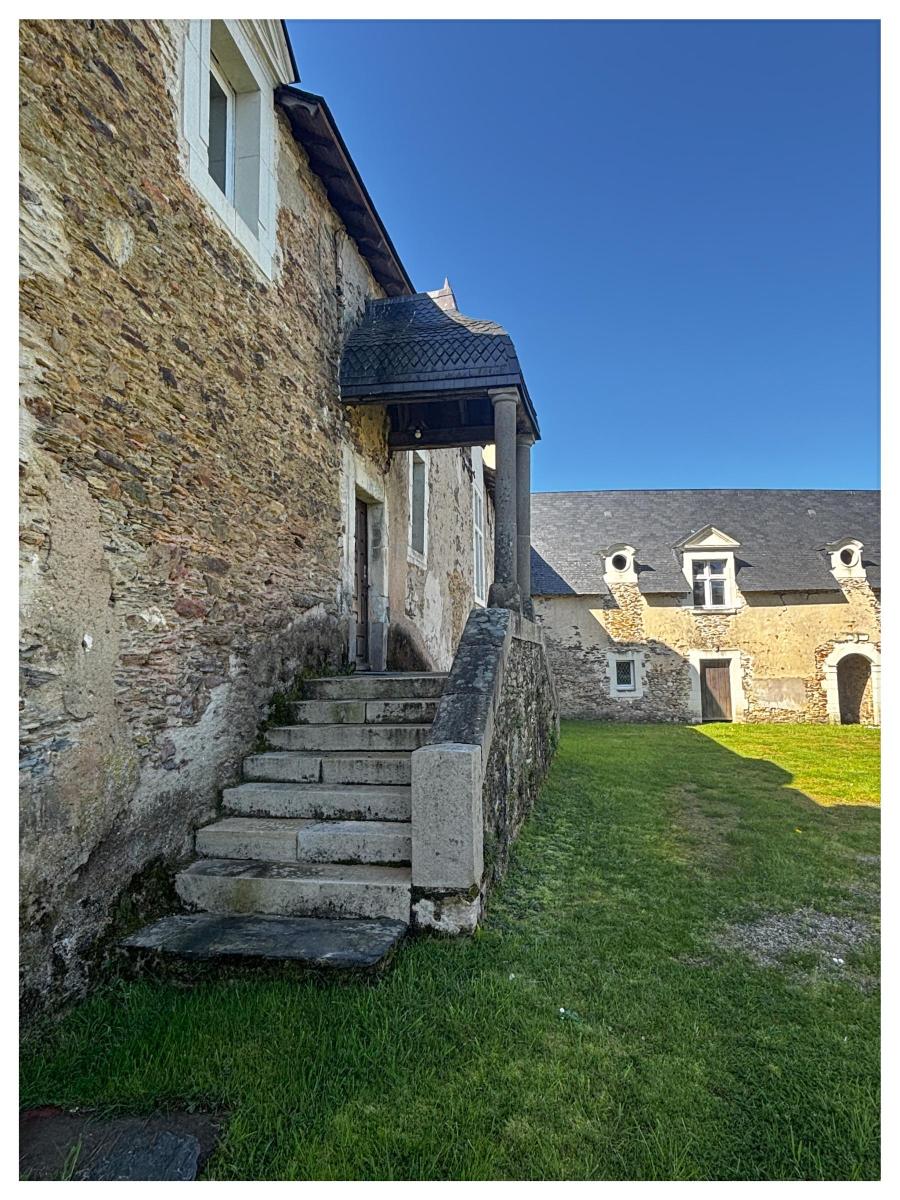 ANGERS à 30 km /Manoir d'exception / Propriété rénovée dans les règles de l'art de 363 m² habitable