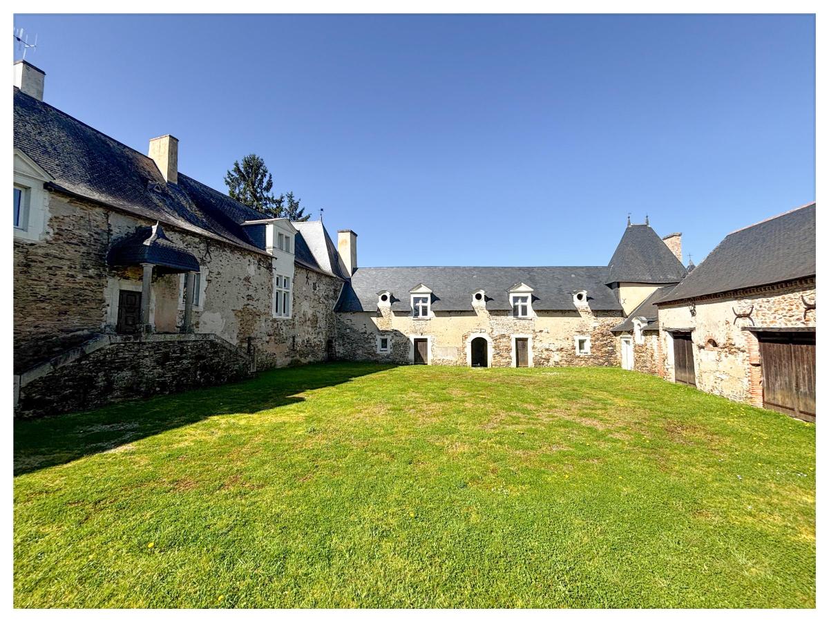 ANGERS à 30 km /Manoir d'exception / Propriété rénovée dans les règles de l'art de 363 m² habitable