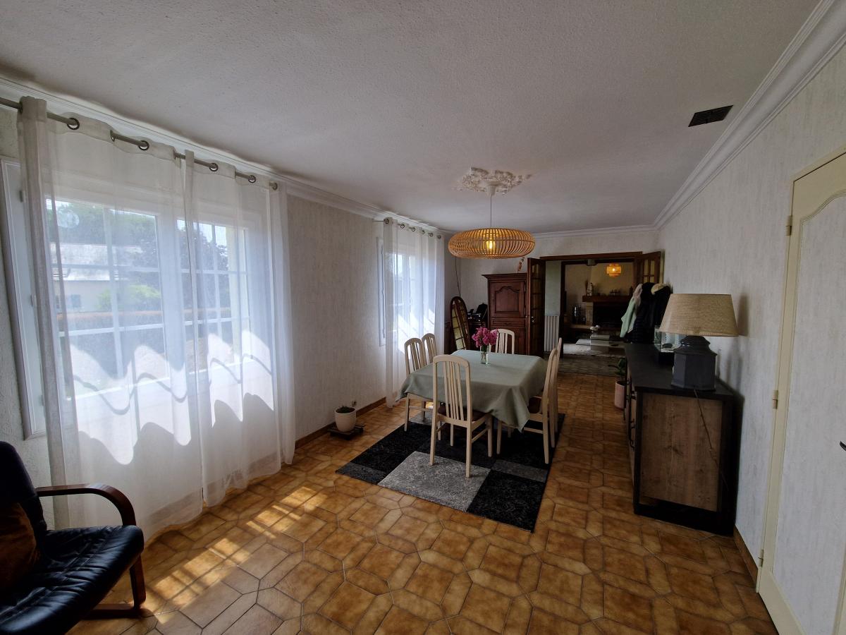 Maison de Bourg avec sous-sol et dépendances.