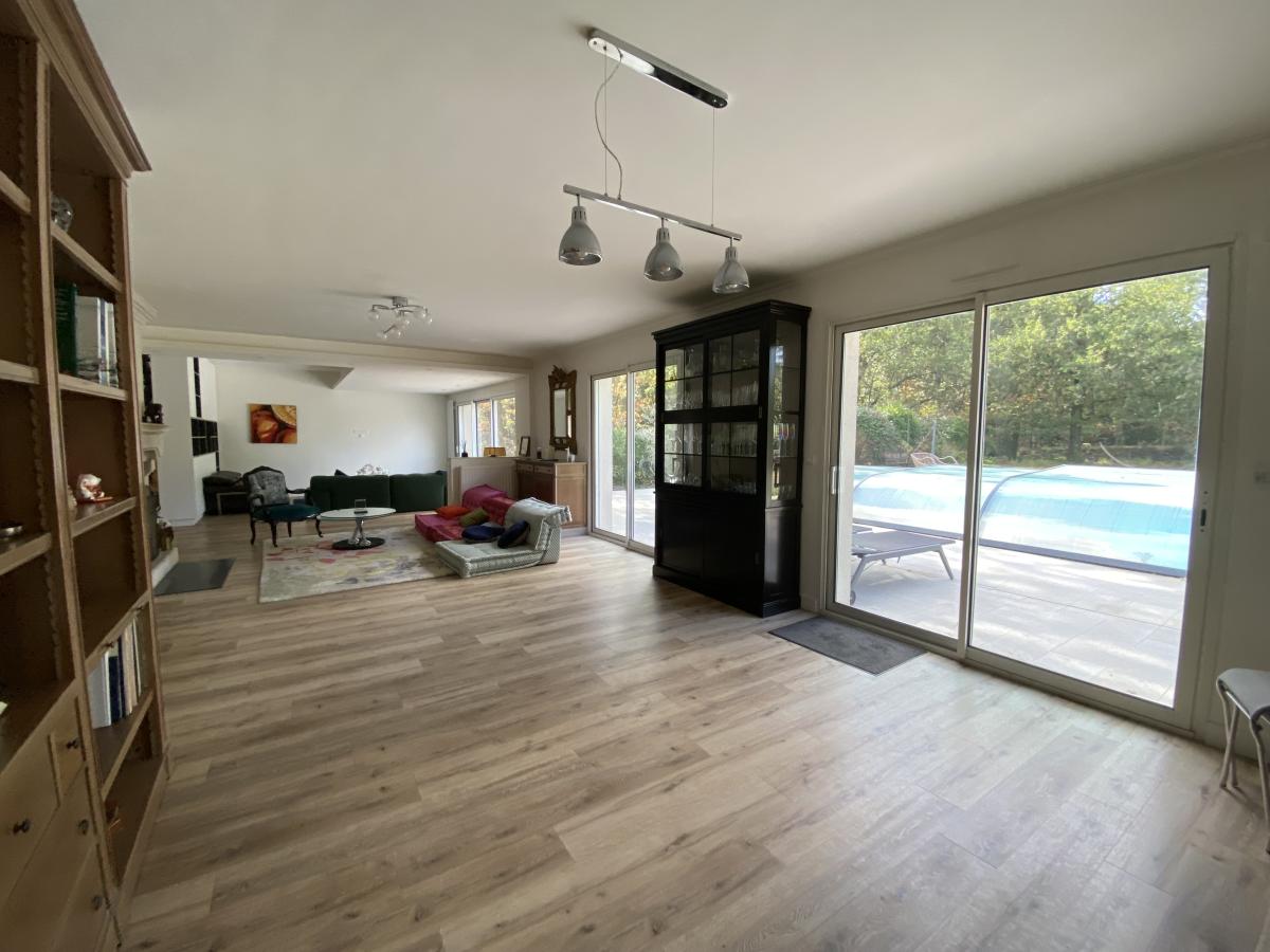 SOUCELLES Belle maison de 239m².