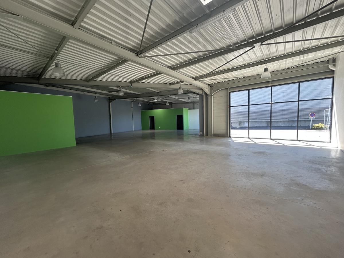 A VENDRE - LOCAUX COMMERCIAUX - LAVAL