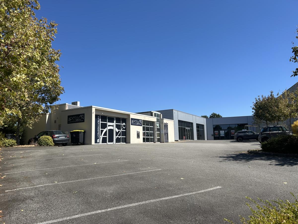 A VENDRE - LOCAUX COMMERCIAUX - LAVAL