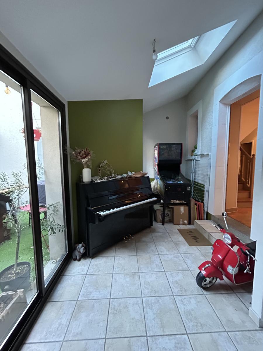 A VENDRE - MAISON DE VILLE AVEC GARAGE - CENTRE VILLE - LAVAL